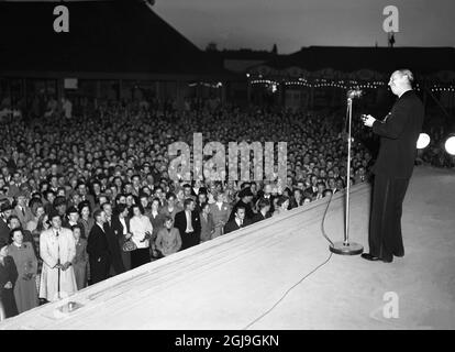 STOCCOLMA 1951 *per i tuoi file il cantante e attore britannico George Formby (1904-1961)si esibisce durante un concerto a Stoccolma, Svezia 1951 Foto: TT Historical / kod 1900 Foto Stock