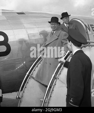 STOCCOLMA 1951 *per i tuoi files il cantante e attore britannico George Formby (1904-1961) arriva a Stoccolma, Svezia 1951 Foto: TT Historical / kod 1900 Foto Stock