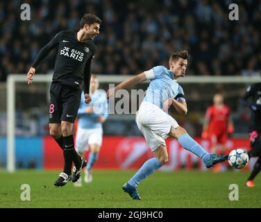 Thiago Motta di Parigi, a sinistra, e Markus Rosenberg di Malmo durante la Champions League Group Una partita di calcio tra Malmo FF e Paris Saint-Germain FC al Malmo New Stadium di Malmo, Svezia, il 25 novembre 2015. Foto: Andreas Hillergren / TT / code 10600 Foto Stock