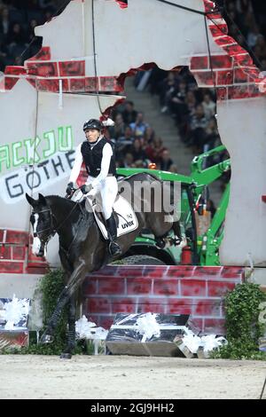 SOLNA 2015-11-26 Ingrid Klimke GER e Parmenides hanno vinto il Cross Country giovedì sera del 26 2015 novembre durante il Salone Internazionale del Cavallo svedese tenuto presso la Friends Arena di Solna fuori Stoccolma. Foto: Roland Thunholm / TT / kod 71835 ** BETALBILD ** Foto Stock