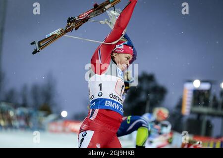 La norvegese Kaia Woeien Nocolaisen in azione durante l'evento monomarca a relè misto alla BMW IBU World Cup Biathlon di Ostersund, Svezia, il 29 novembre 2015. Foto: Marie Birkl / TT / code 62170 Foto Stock