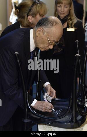 Satoshi Omura, Kitasato University, Tokyo, Giappone, Nobel per la fisiologia o medicina co-premio, firma una cattedra al Nobel Museum di Stoccolma, Svezia, il 06 dicembre 2015. Come tradizione Nobel prizewinners ha firmato una cattedra nel Museo Nobel cafÃƒÂ© dal museo opend nel 2001. La cerimonia del Premio Nobel avrà luogo a Stochkolm il 10 dicembre. Foto: Claudio Bresciani / TT / code 10090 Foto Stock