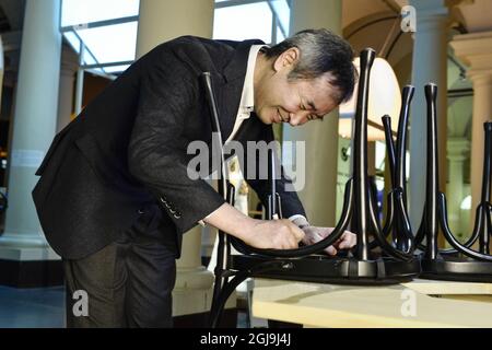 Takaaki Kajita, Università di Tokyo, Kashiwa, Giappone, co-premio Nobel per la fisica, Firma una sedia al Museo Nobel di Stoccolma, Svezia, il 06 dicembre 2015. Come tradizione Nobel prizewinners ha firmato una cattedra nel Museo Nobel cafÃƒÂ© dal museo opend nel 2001. La cerimonia del Premio Nobel avrà luogo a Stochkolm il 10 dicembre. Foto: Claudio Bresciani / TT / code 10090 Foto Stock