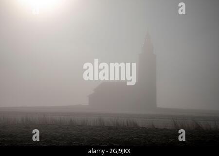 Slovenia, Chiesa di San Nicola vicino a Kranj in nebbia di mattina presto Foto Stock