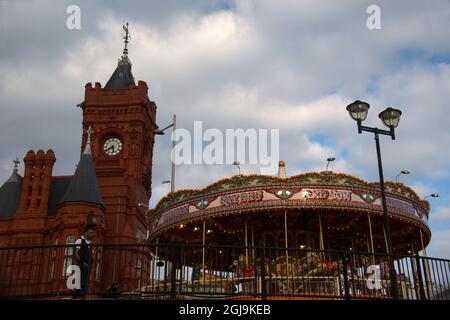 Regno Unito, Galles, Cardiff. Il Pierhead Building e la giostra a tema gallese a Cardiff Bay. Foto Stock