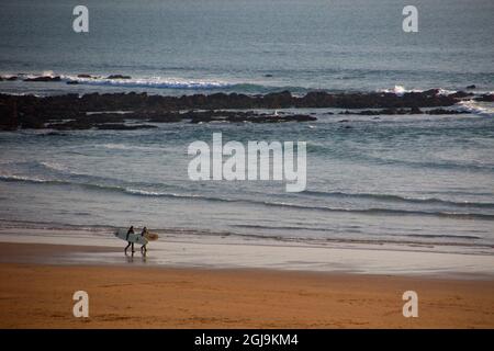 Regno Unito, Galles, Pembrokeshire. Surfers sulla riva a Freshwater West Beach. Foto Stock