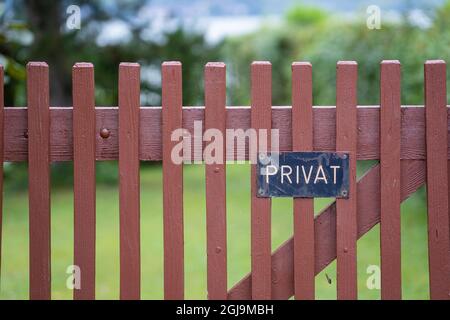 Cartello privato sulla recinzione in legno in Austria, terreno privato - non respirare, da vicino Foto Stock