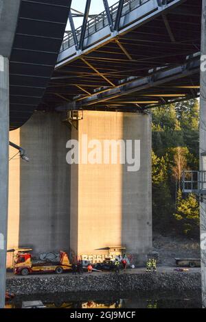 SODERTALJE 2016-02-13 una macchina gravemente danneggiata viene trainata dal canale sotto il ponte autostradale E4 a Sodertalje, Svezia, 13 febbraio 2016. Tre persone sono state uccise quando la loro auto ha attraversato il cancello e volato fuori dal ponte autostradale aperto di 29 metri di altezza prima mattina di Sabato. Il ponte era stato aperto per permettere ad una nave da carico di passare sotto di esso e altre auto si erano fermate davanti al cancello e luci rosse. È in corso un'indagine sul motivo per cui la vettura in crash non è riuscita a fermarsi. Foto: Johan Nilsson / TT / ** SVEZIA FUORI ** Foto Stock