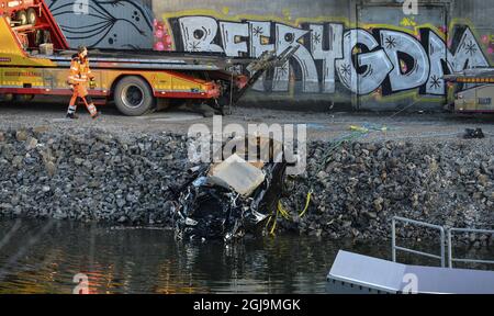 ** NUOVE INFORMAZIONI! I cinque uomini uccisi nel ponte auto crash sono stati cittadini britannici ** SODERTALJE 2016-02-13 Una macchina gravemente danneggiata è trainata dal canale sotto il ponte autostradale E4 a Sodertalje, Svezia, 13 febbraio 2016. La polizia di domenica ha confermato che i cinque uomini uccisi quando la loro auto ha attraversato il cancello e volato fuori dal ponte autostradale aperto 29 metri di altezza presto Sabato mattina sono cittadini britannici. Il ponte era stato aperto per permettere ad una nave da carico di passare sotto di esso e altre auto si erano fermate davanti al cancello e luci rosse. È in corso un'indagine sul motivo per cui la vettura in crash non è riuscita a fermarsi. Foto: Foto Stock