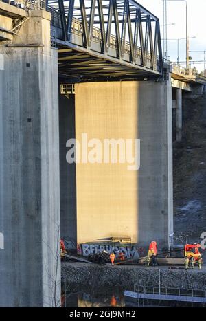 ** NUOVE INFORMAZIONI! I cinque uomini uccisi nel ponte auto crash sono stati cittadini britannici ** SODERTALJE 2016-02-13 Una macchina gravemente danneggiata è trainata dal canale sotto il ponte autostradale E4 a Sodertalje, Svezia, 13 febbraio 2016. La polizia di domenica ha confermato che i cinque uomini uccisi quando la loro auto ha attraversato il cancello e volato fuori dal ponte autostradale aperto 29 metri di altezza presto Sabato mattina sono cittadini britannici. Il ponte era stato aperto per permettere ad una nave da carico di passare sotto di esso e altre auto si erano fermate davanti al cancello e luci rosse. È in corso un'indagine sul motivo per cui la vettura in crash non è riuscita a fermarsi. Foto: Foto Stock