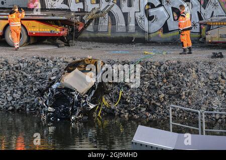 ** NUOVE INFORMAZIONI! I cinque uomini uccisi nel ponte auto crash sono stati cittadini britannici ** SODERTALJE 2016-02-13 Una macchina gravemente danneggiata è trainata dal canale sotto il ponte autostradale E4 a Sodertalje, Svezia, 13 febbraio 2016. La polizia di domenica ha confermato che i cinque uomini uccisi quando la loro auto ha attraversato il cancello e volato fuori dal ponte autostradale aperto 29 metri di altezza presto Sabato mattina sono cittadini britannici. Il ponte era stato aperto per permettere ad una nave da carico di passare sotto di esso e altre auto si erano fermate davanti al cancello e luci rosse. È in corso un'indagine sul motivo per cui la vettura in crash non è riuscita a fermarsi. Foto: Foto Stock