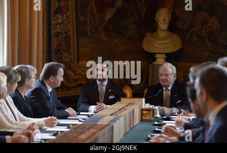 STOCCOLMA 2016-03-03 il re svedese Carl Gustaf (al centro a destra) affiancato dal principe Carl Philip (al centro a sinistra) annuncia la nascita di suo nipote, da battezzare Oscar Carl Olof, durante un incontro del consiglio con il primo ministro Stefan LÃƒÂ¶fven (in basso a sinistra) e il governo svedese al Palazzo reale di Stoccolma, 3 marzo 2016. Foto: Janerik Henriksson / TT / kod 10010 Foto Stock
