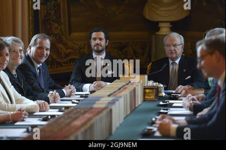 STOCCOLMA 2016-03-03 il re svedese Carl Gustaf (al centro a destra) affiancato dal principe Carl Philip (al centro a sinistra) annuncia la nascita di suo nipote, da battezzare Oscar Carl Olof, durante un incontro del consiglio con il primo ministro Stefan LÃƒÂ¶fven (in basso a sinistra) e il governo svedese al Palazzo reale di Stoccolma, 3 marzo 2016. Foto: Janerik Henriksson / TT / kod 10010 Foto Stock