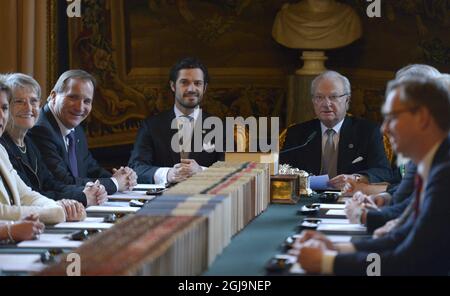 STOCCOLMA 2016-03-03 il re svedese Carl Gustaf (al centro a destra) affiancato dal principe Carl Philip (al centro a sinistra) annuncia la nascita di suo nipote, da battezzare Oscar Carl Olof, durante un incontro del consiglio con il primo ministro Stefan LÃƒÂ¶fven (in basso a sinistra) e il governo svedese al Palazzo reale di Stoccolma, 3 marzo 2016. Foto: Janerik Henriksson / TT / kod 10010 Foto Stock