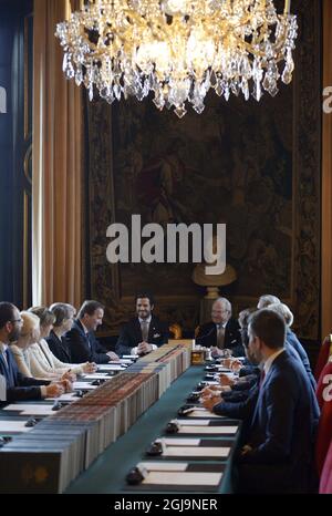 STOCCOLMA 2016-03-03 il re svedese Carl Gustaf (al centro a destra) affiancato dal principe Carl Philip (al centro a sinistra) annuncia la nascita di suo nipote, da battezzare Oscar Carl Olof, durante un incontro del consiglio con il primo ministro Stefan LÃƒÂ¶fven (in basso a sinistra) e il governo svedese al Palazzo reale di Stoccolma, 3 marzo 2016. Foto: Janerik Henriksson / TT / kod 10010 Foto Stock