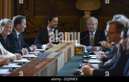 STOCCOLMA 2016-03-03 il re svedese Carl Gustaf (al centro a destra) affiancato dal principe Carl Philip (al centro a sinistra) annuncia la nascita di suo nipote, da battezzare Oscar Carl Olof, durante un incontro del consiglio con il primo ministro Stefan LÃƒÂ¶fven (in basso a sinistra) e il governo svedese al Palazzo reale di Stoccolma, 3 marzo 2016. Foto: Janerik Henriksson / TT / kod 10010 Foto Stock
