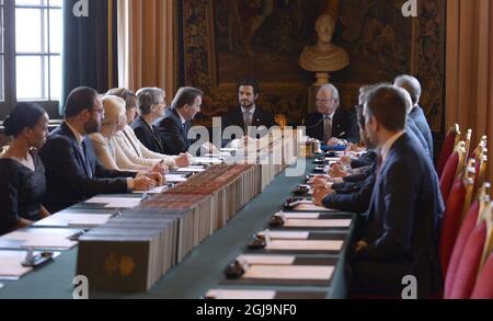 STOCCOLMA 2016-03-03 il re svedese Carl Gustaf (al centro a destra) affiancato dal principe Carl Philip (al centro a sinistra) annuncia la nascita di suo nipote, da battezzare Oscar Carl Olof, durante un incontro del consiglio con il primo ministro Stefan LÃƒÂ¶fven (in basso a sinistra) e il governo svedese al Palazzo reale di Stoccolma, 3 marzo 2016. Foto: Janerik Henriksson / TT / kod 10010 Foto Stock
