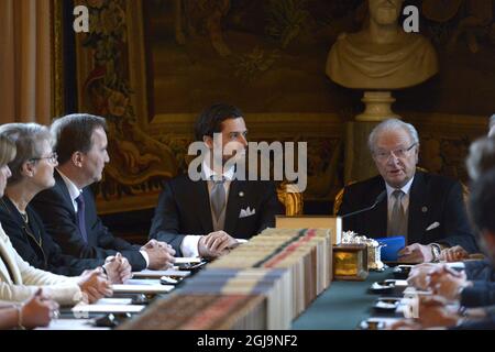 STOCCOLMA 2016-03-03 il re svedese Carl Gustaf (al centro a destra) affiancato dal principe Carl Philip (al centro a sinistra) annuncia la nascita di suo nipote, da battezzare Oscar Carl Olof, durante un incontro del consiglio con il primo ministro Stefan LÃƒÂ¶fven (in basso a sinistra) e il governo svedese al Palazzo reale di Stoccolma, 3 marzo 2016. Foto: Janerik Henriksson / TT / kod 10010 Foto Stock