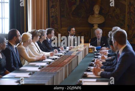 STOCCOLMA 2016-03-03 il re svedese Carl Gustaf (al centro a destra) affiancato dal principe Carl Philip (al centro a sinistra) annuncia la nascita di suo nipote, da battezzare Oscar Carl Olof, durante un incontro del consiglio con il primo ministro Stefan LÃƒÂ¶fven (in basso a sinistra) e il governo svedese al Palazzo reale di Stoccolma, 3 marzo 2016. Foto: Janerik Henriksson / TT / kod 10010 Foto Stock