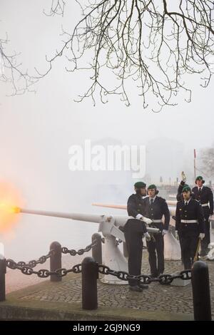 STOCCOLMA 2016-03-03 un saluto da 21 cannoni sparò nella nebbia su Skeppsholmen a Stoccolma giovedì 3 marzo 2016, per celebrare la nascita del principe Oscar Carl Olof. Foto:Erik Nylander / TT / code 11540 Foto Stock