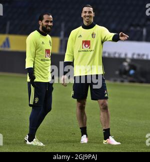 I calciatori svedesi Erkan Zengin. Left, e Zlatan Ibrahimovic durante una sessione di allenamento alla Friends Arena di Stoccolma, Svezia, il 27 marzo 2016, in vista della partita di calcio amichevole di martedì contro la Repubblica Ceca. Foto: Claudio Bresciani / TT / code 10090 Foto Stock