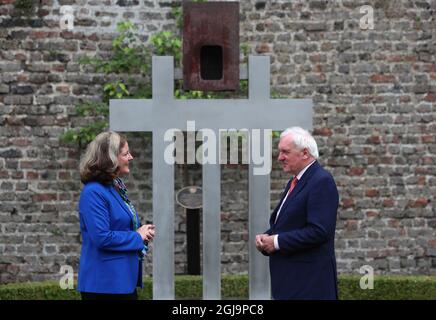 L'ex Taoiseach Bertie Ahern (a destra) in conversazione con Charge d'Affaires Alexandra McNight di fronte a un monumento commemorativo del 9/11 presso la residenza dell'Ambasciatore degli Stati Uniti a Dublino, durante un evento del 20° anniversario per commemorare le vite perse durante gli attacchi del 9/11. Data foto: Mercoledì 25 agosto 2021. Foto Stock