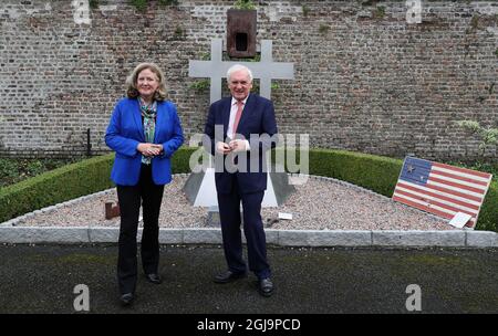 L'ex Taoiseach Bertie Ahern (a destra) in conversazione con Charge d'Affaires Alexandra McNight di fronte a un monumento commemorativo del 9/11 presso la residenza dell'Ambasciatore degli Stati Uniti a Dublino, durante un evento del 20° anniversario per commemorare le vite perse durante gli attacchi del 9/11. Data foto: Mercoledì 25 agosto 2021. Foto Stock