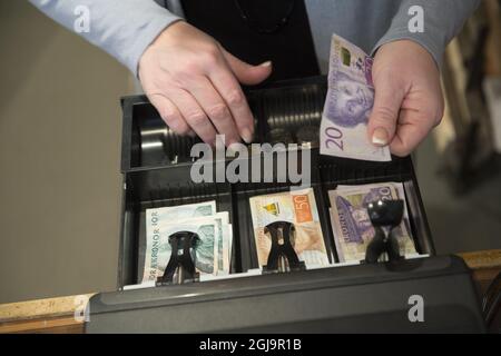 ENKOPING 20160310 transazione in contanti in un negozio al dettaglio Foto: Fredrik Sandberg / TT / Kod 10080 registratore di cassa, denaro, fatture, commercio, economia, finanza, Foto Stock