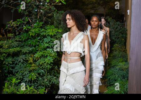 NEW YORK, NY - SETTEMBRE 08: I modelli camminano sulla pista al PatBo Fashion Show durante NYFW: Gli spettacoli al le Pavillon l'8 Settembre 2021 a New York City. Foto Stock