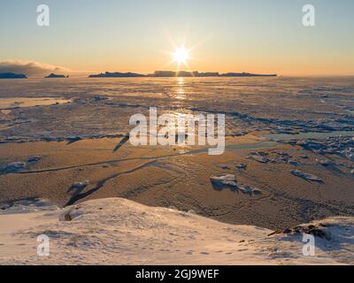 Tramonto durante l'inverno al Fiordo di Ilulissat, situato nella baia di Disko nella Groenlandia occidentale, il Fiordo fa parte del sito patrimonio mondiale dell'UNESCO. Foto Stock