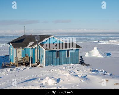 Casa con vista sulla gelata Disko Bay. Inverno a Ilulissat sulla riva della baia di Disko. Groenlandia, Danimarca. (Solo per uso editoriale) Foto Stock