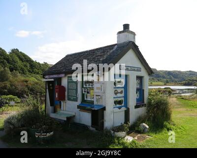 Il bianco Wee bothy, Tigh-an-Truish ha origini come locanda durante la risata giacobita ed è ora un chiosco souvenir per i turisti che visitano l'isola di Seil. Foto Stock