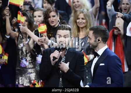 STOCCOLMA 2016-05-14 l'artista ospite Justin Timberlake e l'ospite Mans Zelmerlow parlano durante la finale del Concorso Eurovision Song alla Ericsson Globe Arena di Stoccolma, Svezia, 14 maggio 2016. Foto: Maja Suslin / TT / Kod 10300 ** SVEZIA FUORI ** Foto Stock