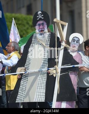 STOCCOLMA 2016-06-01 polizia e manifestanti durante la visita del ministro degli Esteri iraniano, sig. Mohammad Javad Zarif Khonsari, a Stoccolma, Svezia, 1° giugno 2016. Il Ministro è in Svezia per i colloqui bilaterali con il governo svedese. Foto: Fredrik Sandberg / TT / Kod 10080 Foto Stock