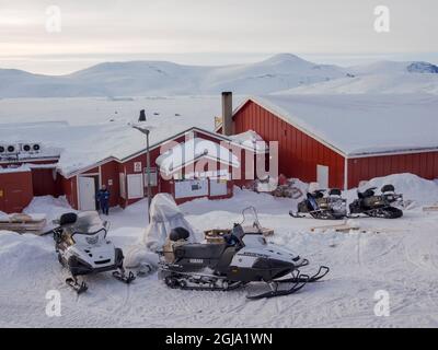 Motoslitte di fronte all'unico negozio. Il tradizionale e remoto Greenlandic Inuit villaggio Kullorsuaq situato a Melville Bay, nell'estremo nord Foto Stock