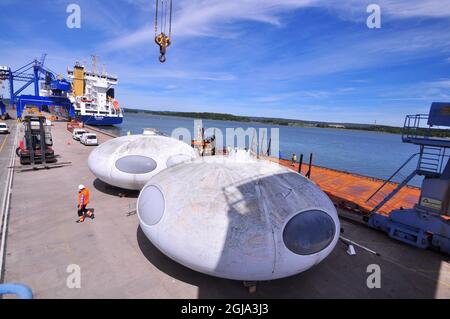 NORRKOPING 20160622 due case futuro nel porto di Norrkoping, Svezia. Futuro, o futura House, è una casa rotonda prefabbricata progettata da Matti Suuronen in Finlandia. Meno di 100 furono costruiti alla fine degli anni sessanta e all'inizio degli anni settanta e solo 60 sono sopravvissuti. La caratteristica forma simile a un piatto volante e l'entrata del portello dell'aeroplano hanno reso le case popolari fra i collettori. Il futuro è composto da plastica poliestere rinforzata con fibra di vetro, poliestere-poliuretano, e poli(metilmetacrilato), con un'altezza di 13 piedi (4 metri) e un diametro di 26 piedi (8 metri). Era un trasporto universale Foto Stock