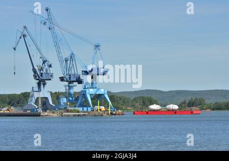 NORRKOPING 20160622 due case futuro nel porto di Norrkoping, Svezia. Futuro, o futura House, è una casa rotonda prefabbricata progettata da Matti Suuronen in Finlandia. Meno di 100 furono costruiti alla fine degli anni sessanta e all'inizio degli anni settanta e solo 60 sono sopravvissuti. La caratteristica forma simile a un piatto volante e l'entrata del portello dell'aeroplano hanno reso le case popolari fra i collettori. Il futuro è composto da plastica poliestere rinforzata con fibra di vetro, poliestere-poliuretano, e poli(metilmetacrilato), con un'altezza di 13 piedi (4 metri) e un diametro di 26 piedi (8 metri). Era un trasporto universale Foto Stock