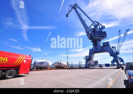 NORRKOPING 20160622 due case futuro nel porto di Norrkoping, Svezia. Futuro, o futura House, è una casa rotonda prefabbricata progettata da Matti Suuronen in Finlandia. Meno di 100 furono costruiti alla fine degli anni sessanta e all'inizio degli anni settanta e solo 60 sono sopravvissuti. La caratteristica forma simile a un piatto volante e l'entrata del portello dell'aeroplano hanno reso le case popolari fra i collettori. Il futuro è composto da plastica poliestere rinforzata con fibra di vetro, poliestere-poliuretano, e poli(metilmetacrilato), con un'altezza di 13 piedi (4 metri) e un diametro di 26 piedi (8 metri). Era un trasporto universale Foto Stock