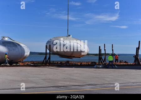 NORRKOPING 20160622 due case futuro nel porto di Norrkoping, Svezia. Futuro, o futura House, è una casa rotonda prefabbricata progettata da Matti Suuronen in Finlandia. Meno di 100 furono costruiti alla fine degli anni sessanta e all'inizio degli anni settanta e solo 60 sono sopravvissuti. La caratteristica forma simile a un piatto volante e l'entrata del portello dell'aeroplano hanno reso le case popolari fra i collettori. Il futuro è composto da plastica poliestere rinforzata con fibra di vetro, poliestere-poliuretano, e poli(metilmetacrilato), con un'altezza di 13 piedi (4 metri) e un diametro di 26 piedi (8 metri). Era un trasporto universale Foto Stock