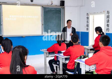 (210909) -- HARBIN, 9 settembre 2021 (Xinhua) -- ma Jianguo dà una lezione alla scuola centrale Beiji nel villaggio Beiji di Mohe City, provincia Heilongjiang della Cina nord-orientale, 6 settembre 2021. Ma Jianguo è il principale della scuola centrale Beiji nel villaggio Beiji, anche conosciuto come il villaggio artico. Nel 1997, ma venne a Mohe e divenne un insegnante di villaggio dopo essersi laureato all'università. Quando è venuto qui per la prima volta, la scuola era carente di insegnanti. Così, ma ha insegnato diversi argomenti da allora. Nel corso degli anni, molti insegnanti hanno lasciato la scuola, ma ma ma è rimasto perché credeva studenti poco privilegiati Foto Stock