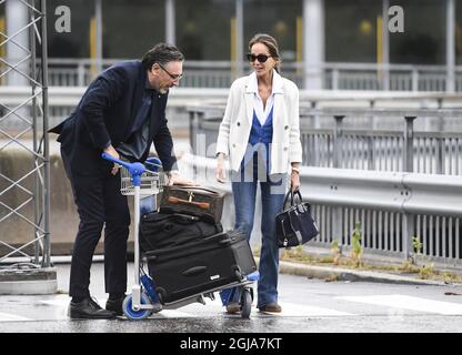 STOCCOLMA 20160929 Isabel Preysler, partner dell'autore del premio nobel Mario Vargas Llosa arriva all'aeroporto di Arlanda, al di fuori della capitale svedese, Stoccolma. Foto: Pontus Lundahl / TT / kod 10050 Foto Stock
