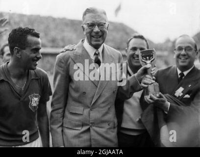 STOCCOLMA 1958-06-29. Fran vanster da sinistra; Zito, calciatore brasiliano, re Gustav Adolf di Svezia in possesso della coppa del mondo trophee, Paulo Carvalho e dr. Mario Tigo, dopo la vittoria dei Brazils nei campionati mondiali di calcio 1958 a Stoccolma, Swden, 29 giugno 1958. Foto codice SVT 5600 Foto Stock