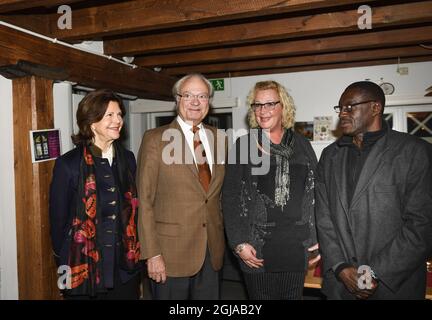 ESKILSTUNA 2016-11-08 Re Carl Gustaf e Regina Silvia hanno visitato un rifugio per senzatetto a Eskilstuna, Svezia, 8 novembre 2016 Foto: Pontus Lundahl / TT / kod 10050 Foto Stock