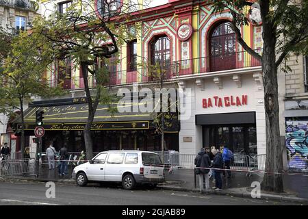 PARIGI 20161111t Fiori fuori dalla sala concerti bataclan di Parigi, m Francia 11 novembre 2016.domenica 13 novembre segna il giorno di un anno fa in cui uomini con bombe e armi hanno attaccato bar popolari, lo stadio nazionale francese e la sala concerti Bataclan di Parigi, Francia, Foto Jaerik Henriksson / TT / Kod 10010 Foto Stock