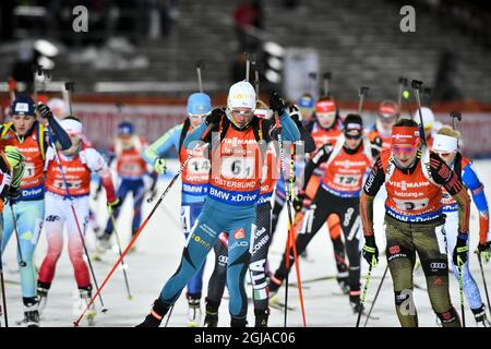 La francese Marie Habert Dorin (6) e la tedesca Franziska Preuss (3) sono in azione durante il monorelè misto alla IBU Bithlon World Cup di Ostersund, Svezia settentrionale, il 27 novembre 2016. Foto Robert Henriksson / TT / code 11393 Foto Stock