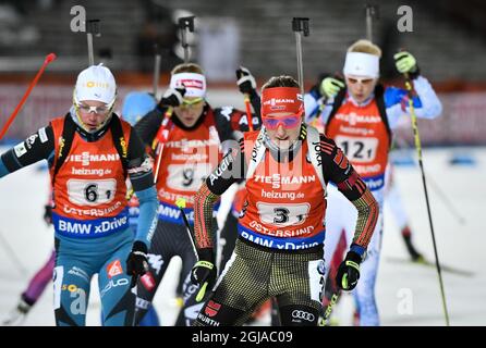 La francese Marie Habert Dorin (6) e la tedesca Franziska Preuss (3) sono in azione durante il monorelè misto alla IBU Bithlon World Cup di Ostersund, Svezia settentrionale, il 27 novembre 2016. Foto Robert Henriksson / TT / code 11393 Foto Stock