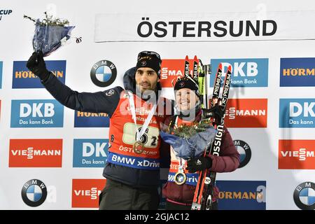 Martin Fourcade (L) e Marie Dorin Habert in Francia festeggiano la vittoria sul podio dopo il singolo relè misto alla IBU Bithlon World Cup di Ostersund, Svezia settentrionale, il 27 novembre 2016. Foto Robert Henriksson / TT / code 11393 Foto Stock