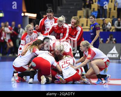 I giocatori della Danimarca festeggiano la loro vittoria durante la partita del campionato europeo di pallamano femminile del gruppo 2 tra Danimarca e Romania alla Helsingborg Arena di Helsingborg, Svezia, il 14 dicembre 2016. Foto: Emil Langvad / TT / code 9290 Foto Stock