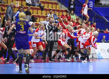 I giocatori della Danimarca festeggiano la loro vittoria durante la partita del campionato europeo di pallamano femminile del gruppo 2 tra Danimarca e Romania alla Helsingborg Arena di Helsingborg, Svezia, il 14 dicembre 2016. Foto: Emil Langvad / TT / code 9290 Foto Stock