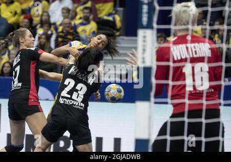 Jamina Roberts in Svezia è stato bloccato dalla tedesca Alicia Stolle (L) e dal portiere di Svenja Huber Clara Woltering (R) durante la partita del campionato europeo di pallamano femminile del gruppo 1 tra Svezia e Germania alla Scandinavium Arena di Gothenburg, il 14 dicembre 2016. Foto: Bjorn Larsson Rosvall / TT / kod 9200 Foto Stock